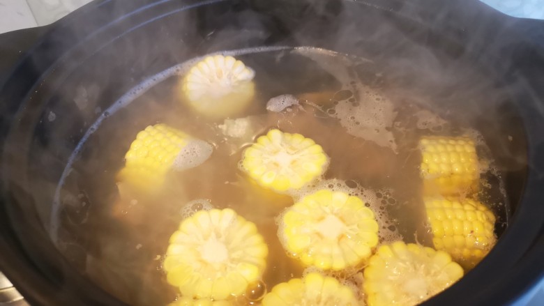 脊骨玉米汤,一个小时之后，把玉米下入锅中。再煲半小时。