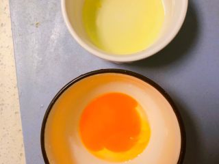 菠菜鸡蛋肉饼,蛋清蛋黄分离。