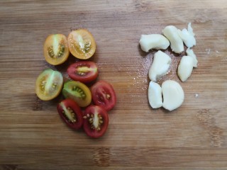 迷迭香黑胡椒牛排,把小番茄，洗净切半，蒜瓣去皮，拍碎