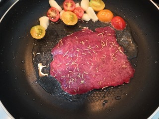 迷迭香黑胡椒牛排,关小火，放入腌制好的牛排
