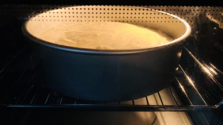 十寸戚风蛋糕（不开裂）,戴上隔热手套，将蛋糕糊放入烤箱中，上下火130度烤80分钟。
我的烤箱是32L，温度偏高，所提供的温度仅供参考。