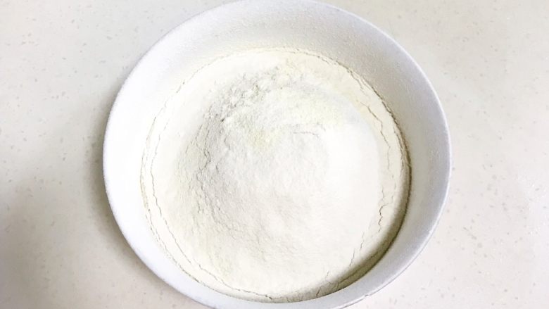 广式马拉糕,筛入混合好的低筋面粉、全脂奶粉和泡打粉，画“井”字拌至顺滑。