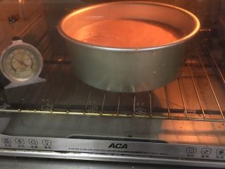 可可毛坯蛋糕,烤箱预热至150度，烤制40分钟。