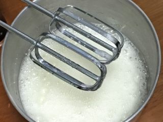 可可毛坯蛋糕,鸡蛋分离出蛋白和蛋黄，蛋白中加入柠檬汁，用打蛋器高速搅打30圈，再加入30克细砂糖。