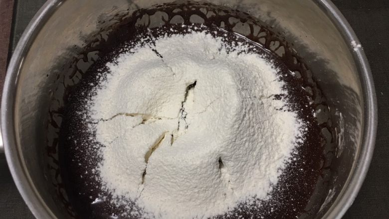 可可毛坯蛋糕,过筛低筋粉。