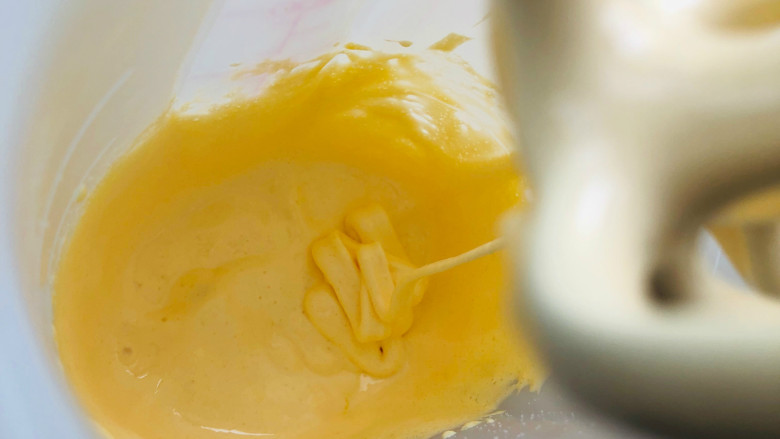 酸奶冰激凌,搅打至蛋黄糊体积膨大，提起打蛋头滴落的蛋液不会马上摊平就好。
