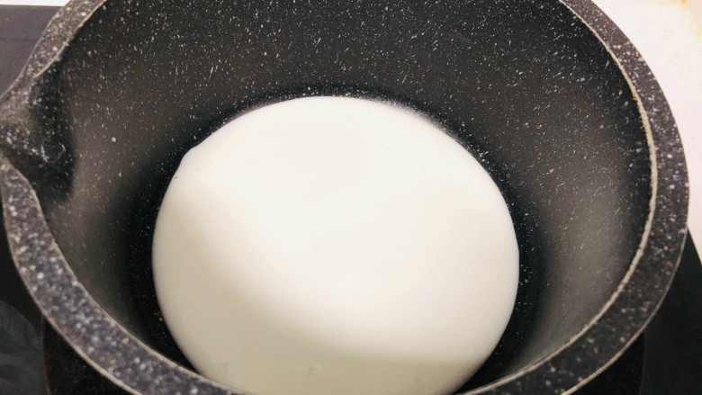 酸奶冰激凌,准备一个不粘锅，把酸奶倒到不粘锅里