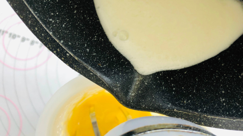 酸奶冰激凌,直接把酸奶倒到蛋黄糊里，开启电动打蛋器搅打混合即可。