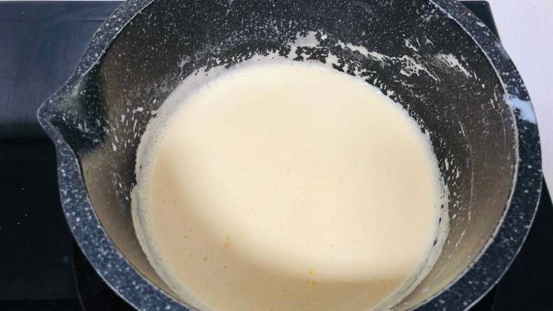 酸奶冰激凌,将做好的面糊重新倒回不粘锅，继续小火加热，这样做的主要目的是为了给蛋黄杀菌。过程中需要用刮刀搅拌，避免底部结块。