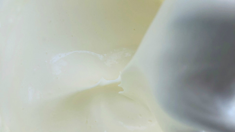 酸奶冰激凌,打至稍微凝固，奶油稀软有纹路即可。