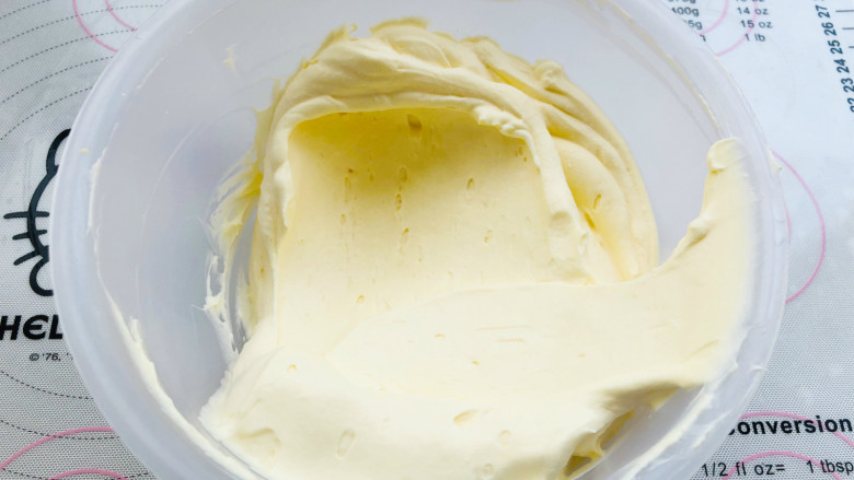 酸奶冰激凌,搅拌均匀即可，可以看到冰激凌是有质感的状态。并不是特别稀，也不是特别干。所以淡奶油一定要打到有纹路就好，并且酸奶蛋黄糊一定要凉透再混合。