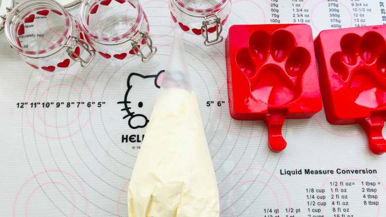 酸奶冰激凌,准备好一次性裱花袋和装的容器模具。把酸奶冰激凌装入裱花袋中，挤到模具和容器里。