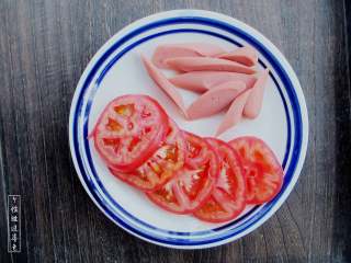 朝鲜冷面,火腿肠、西红柿切片待用