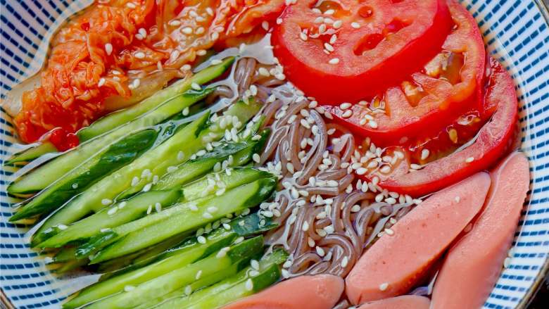 朝鲜冷面,吃时把伴菜与面条拌好，再配以咸菜或泡菜，即可食用。