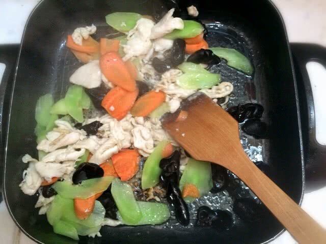 莴笋炒鸡肉片,加入焯好的蔬菜，加1小勺盐，炒匀即可