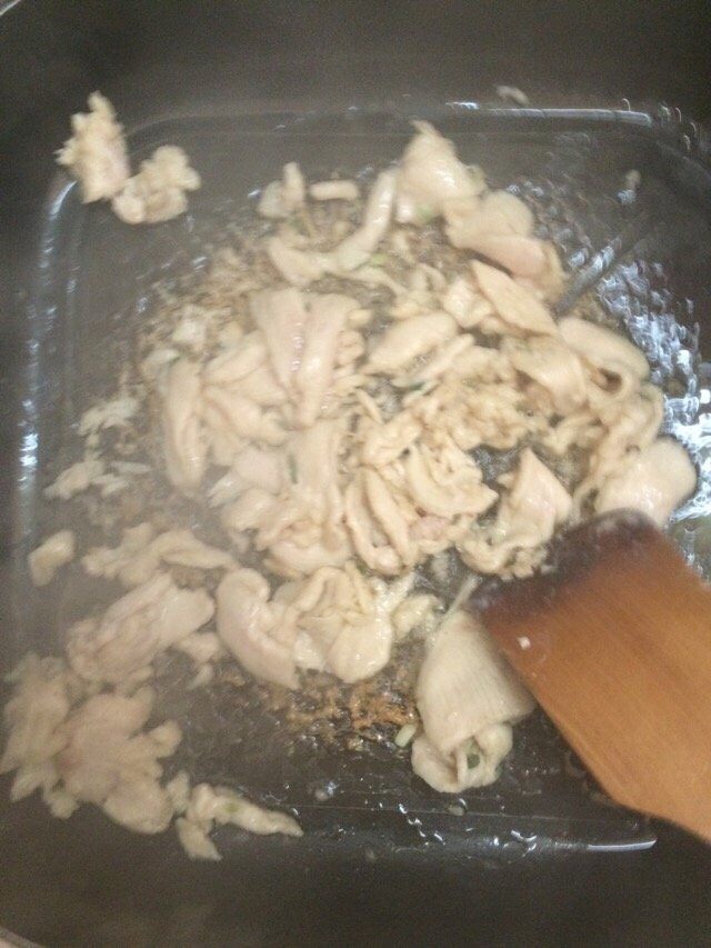 莴笋炒鸡肉片,锅中热油，把腌好的鸡胸肉炒至变色