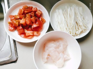番茄龙利鱼,然后把番茄切成小块，尽量切小一点，更容易让汤入味
金针菇洗干净撕成小朵
