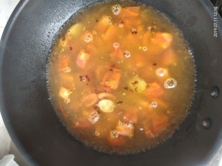 番茄龙利鱼,放入一大碗开水，烧开，小火熬五分钟