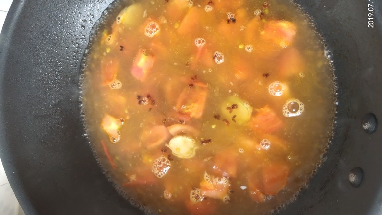 番茄龙利鱼,放入一大碗开水，烧开，小火熬五分钟