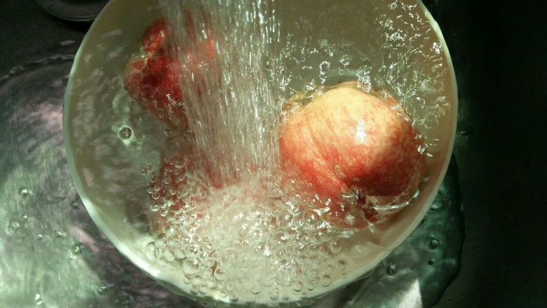 糖水桃汁,桃子表面用盐搓搓，冲洗干净