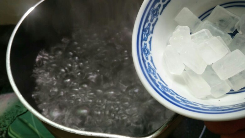糖水桃汁,奶锅放入适量水烧开，水开后倒入冰糖煮至