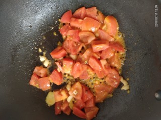 番茄龙利鱼,倒入番茄，炒出大量番茄汁