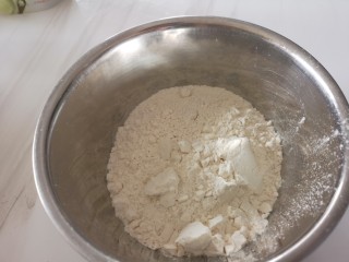 酸奶小松饼,盛出适量的面粉。
