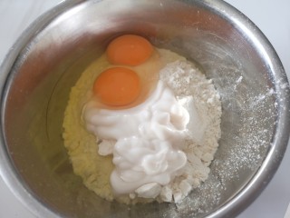 酸奶小松饼,加入鸡蛋。