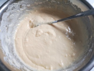 酸奶小松饼,搅拌均匀。