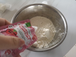 酸奶小松饼,加入酸奶。可以是水果口味的酸奶。