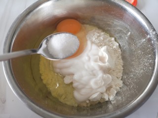 酸奶小松饼,按比例加入白糖。