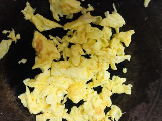豆角鸡蛋炒饼,起锅烧油，油热倒入鸡蛋液，炒熟盛出备用。