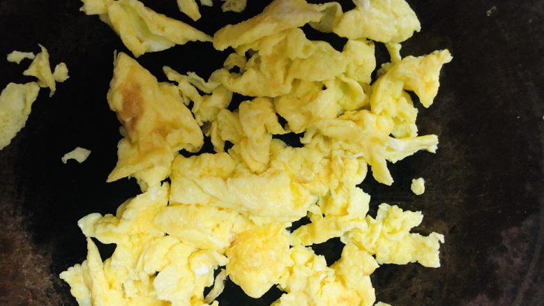 豆角鸡蛋炒饼,起锅烧油，油热倒入鸡蛋液，炒熟盛出备用。