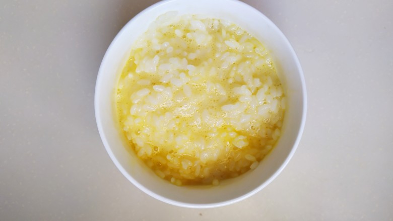 米菜饼,将鸡蛋和米饭搅拌均匀