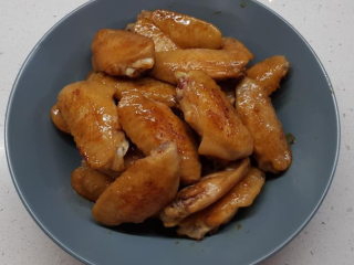 蒜香蜂蜜啤酒鸡翅,煎至鸡翅两面都呈现金黄色后取出备用。