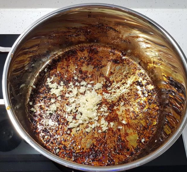 蒜香蜂蜜啤酒鸡翅,原锅内加入蒜末，利用煎鸡翅的鸡油稍微拌炒。