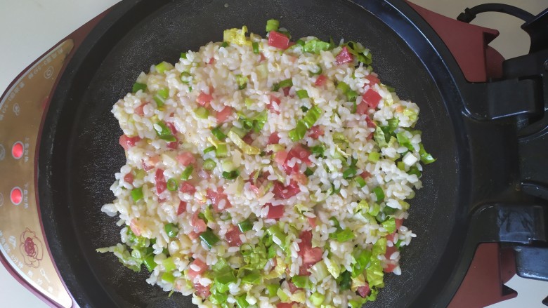 米菜饼,将搅拌均匀的米饭倒入，平铺均匀，盖好上盖，五分钟左右就好啦