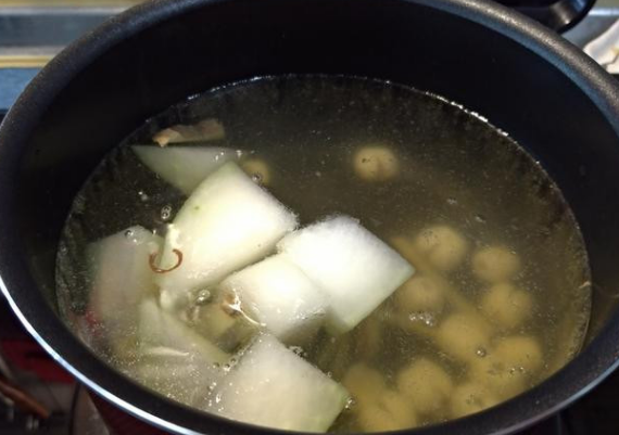 冬瓜莲子肉片汤,小火煮20分鐘，煮至冬瓜熟了且透软，可用筷子插入，以能穿透冬瓜為主。
