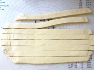 手撕金砖吐司,之后用刀均分成8等份，均分的时候一定要量好，宽度要相同