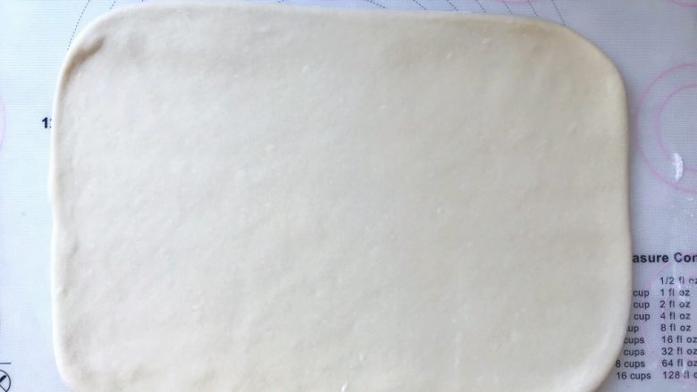 手撕金砖吐司,撒干粉，将面团擀成长方形，大小是大号裱花袋的大小，包裹上油纸放冰箱冷冻