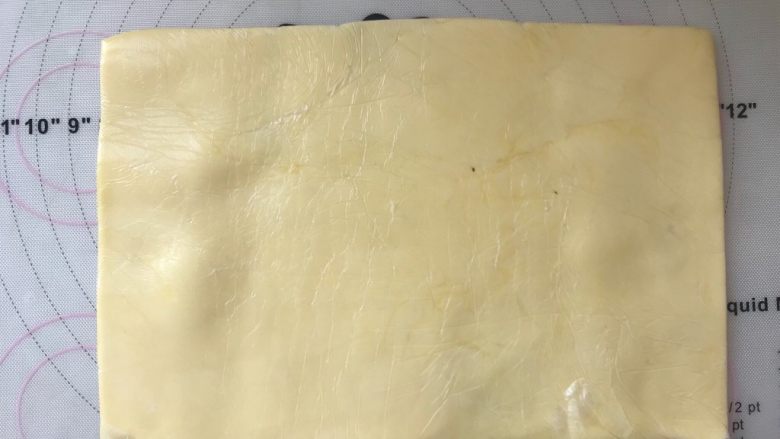 手撕金砖吐司,黄油软化后，用手先将裱花袋的两个角捏满，之后对折裱花袋，将黄油擀成厚度均匀的黄油片，同样放冰箱冷冻7、8分钟