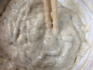 补钙鲜嫩虾糕,搅匀的虾泥里加入适量面粉，再次搅匀
