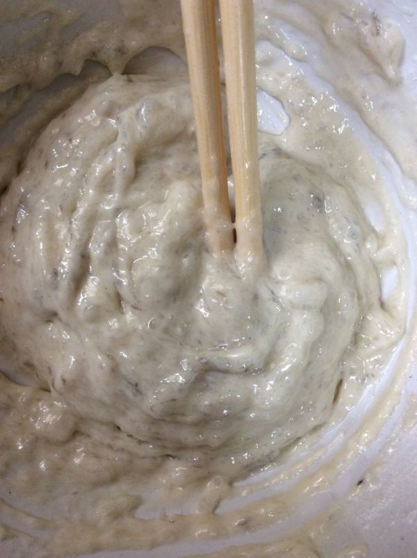 补钙鲜嫩虾糕,搅匀的虾泥里加入适量面粉，再次搅匀