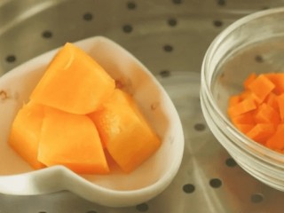 补钙鲜嫩虾糕,把胡萝卜和南瓜放入蒸锅中蒸15-20分钟