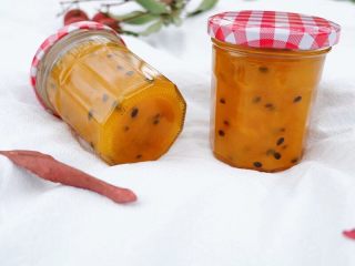 续命香芒百香果冰格吃法,将百香果和芒果以1：5.5的比例熬成百香果酱，放冰箱储存