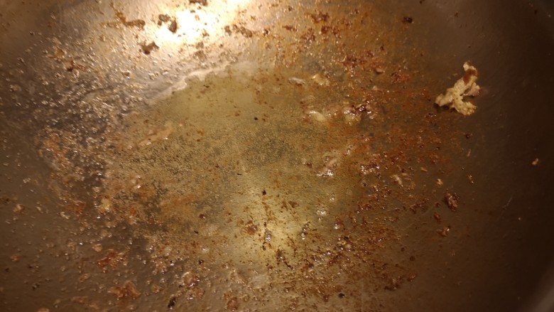 红烧排骨/高压锅版,锅内放入少许油。