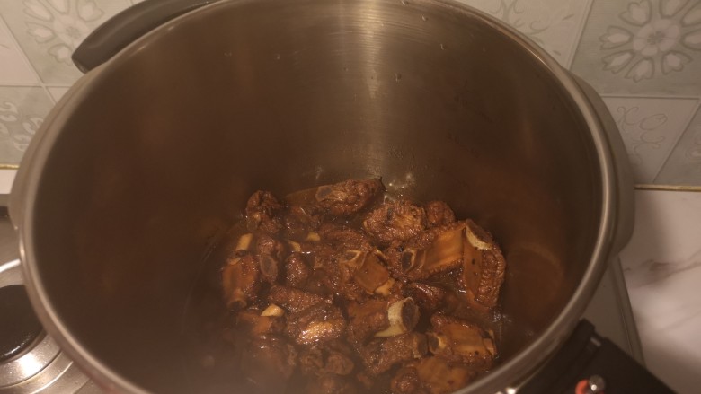 红烧排骨/高压锅版,开锅之后放入少许盐。
