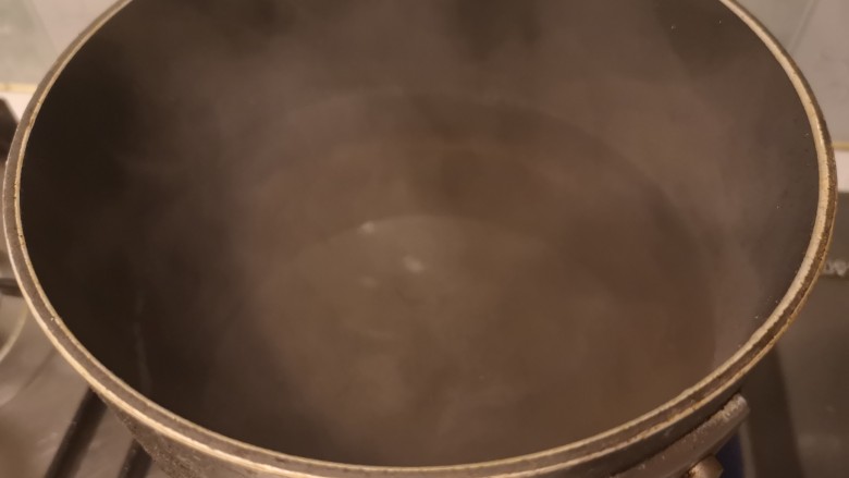 凉拌螺旋藻,锅内水烧开。