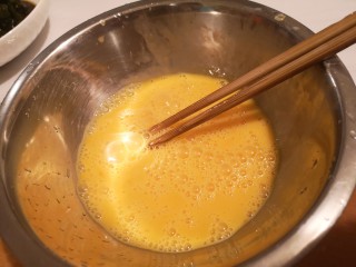 一道下饭的炒鸡蛋,把鸡蛋搅散。