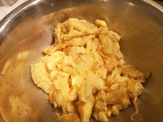一道下饭的炒鸡蛋,把鸡蛋煎至金黄盛出。